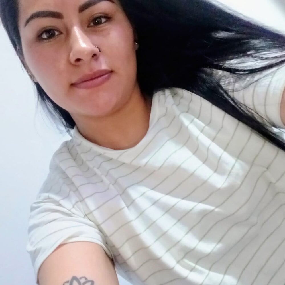 LunaBella_212 Chatroom