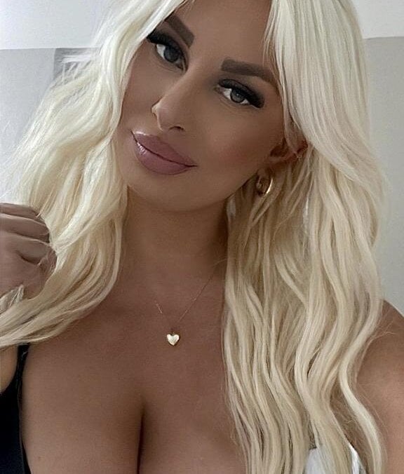 LuxuriaBlond Webcam Profile Picture LuxuriaBlond Chatroom
