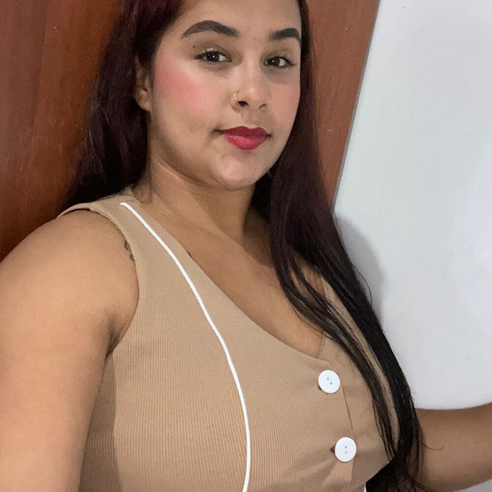 Lyla_19 Chatroom