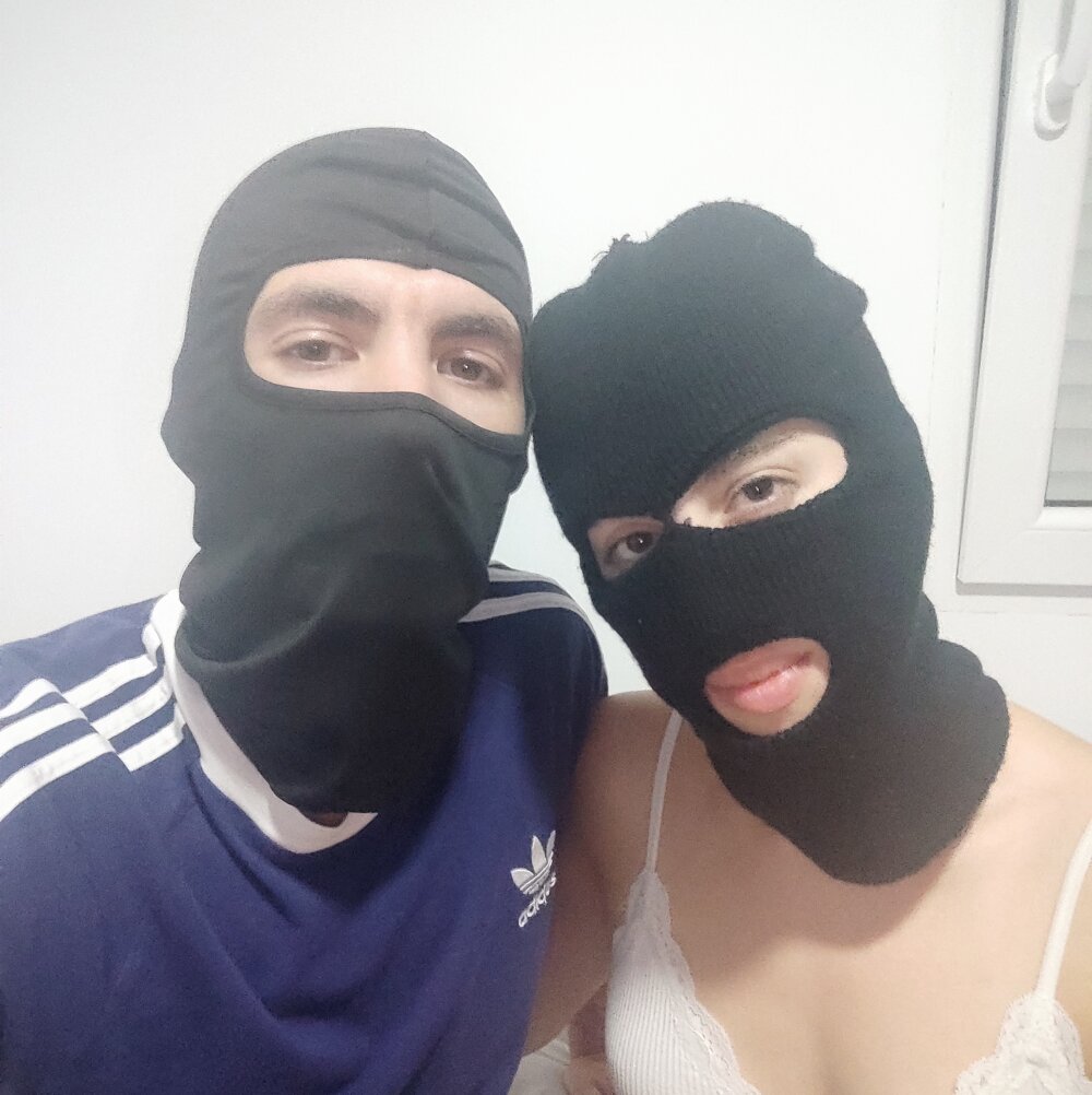 MaskedYoungCouple Chatroom