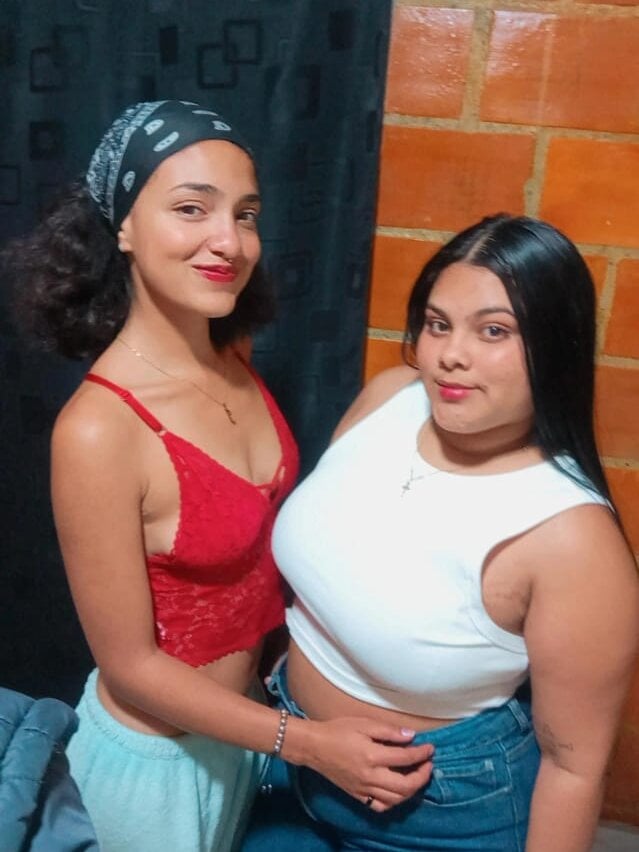 Mia_and_Roxie Chatroom
