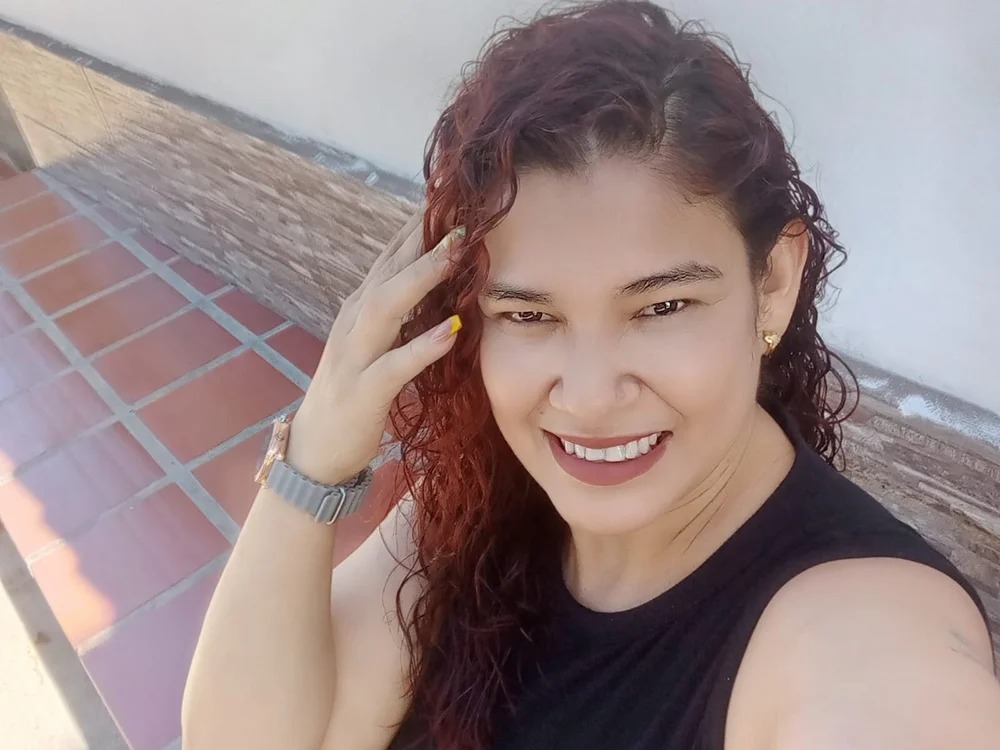 Milf_Lucy69 Chatroom