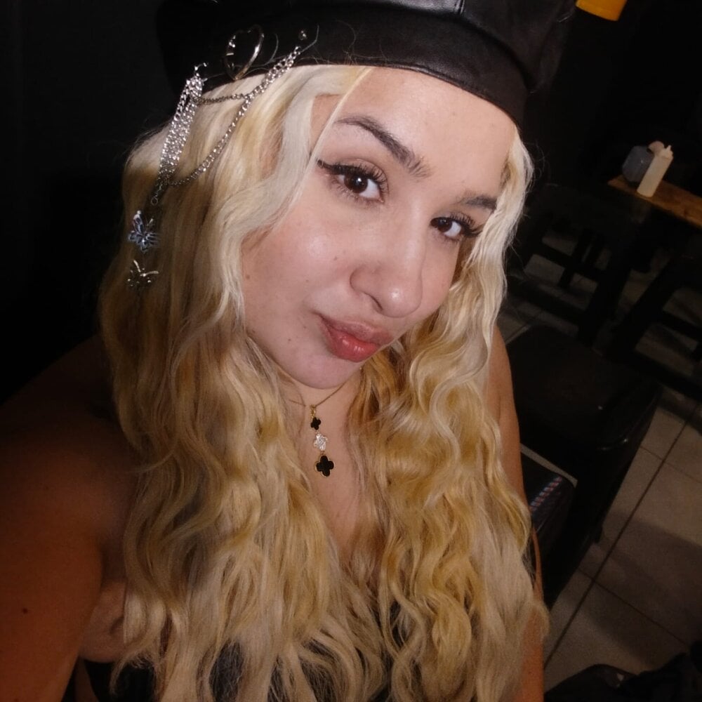 Miss-Honeyy Chatroom