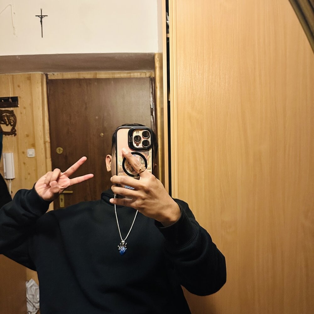 Mumbai_Guy_143 Chatroom