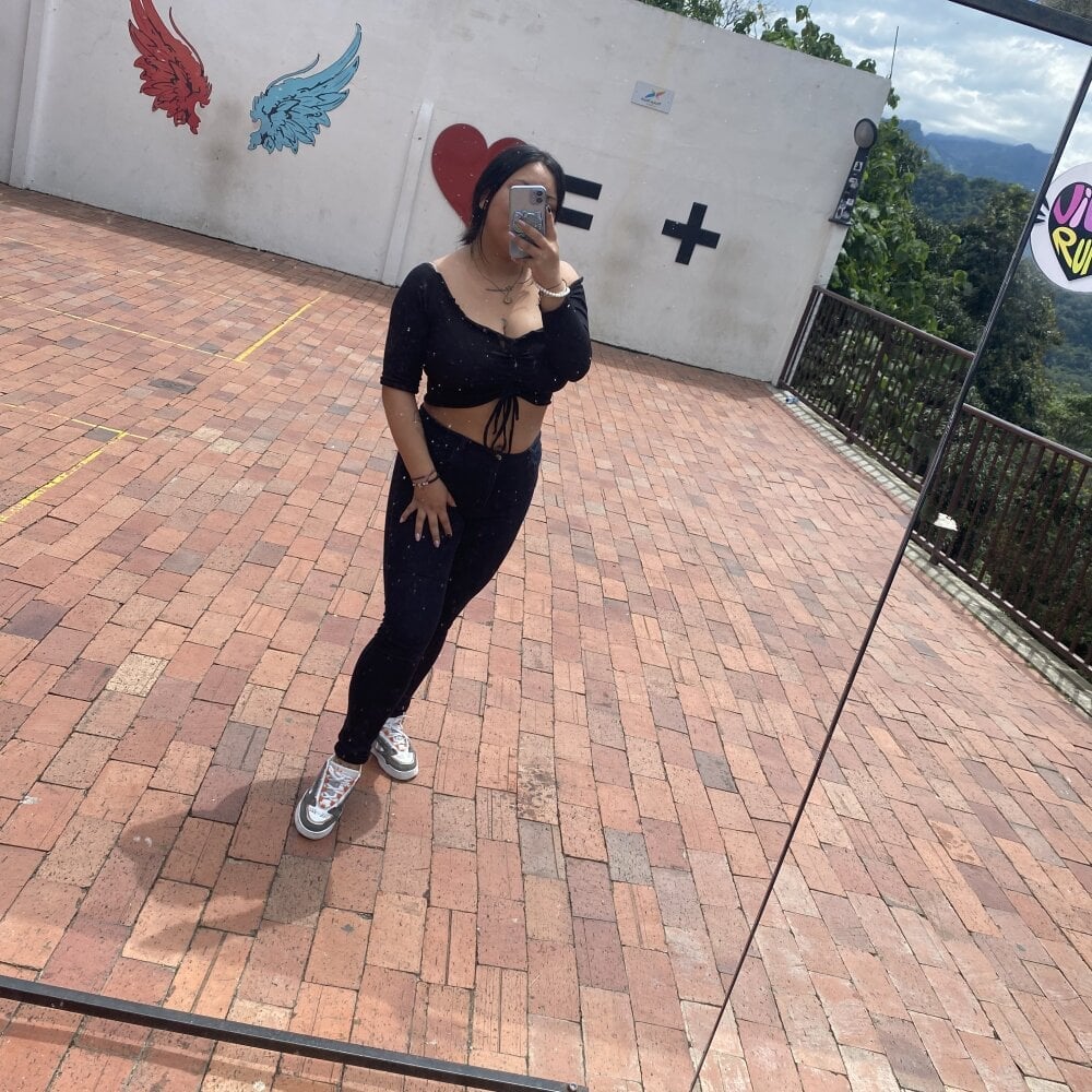 Nahomi150524 Chatroom