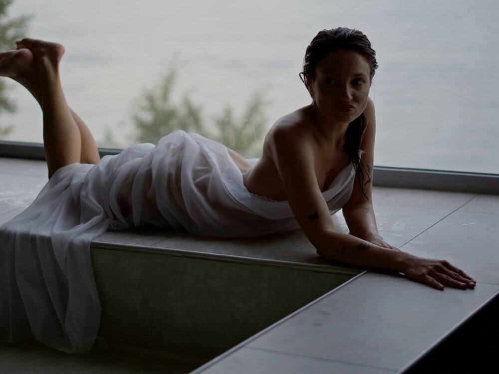 Naila_Whisper Chatroom