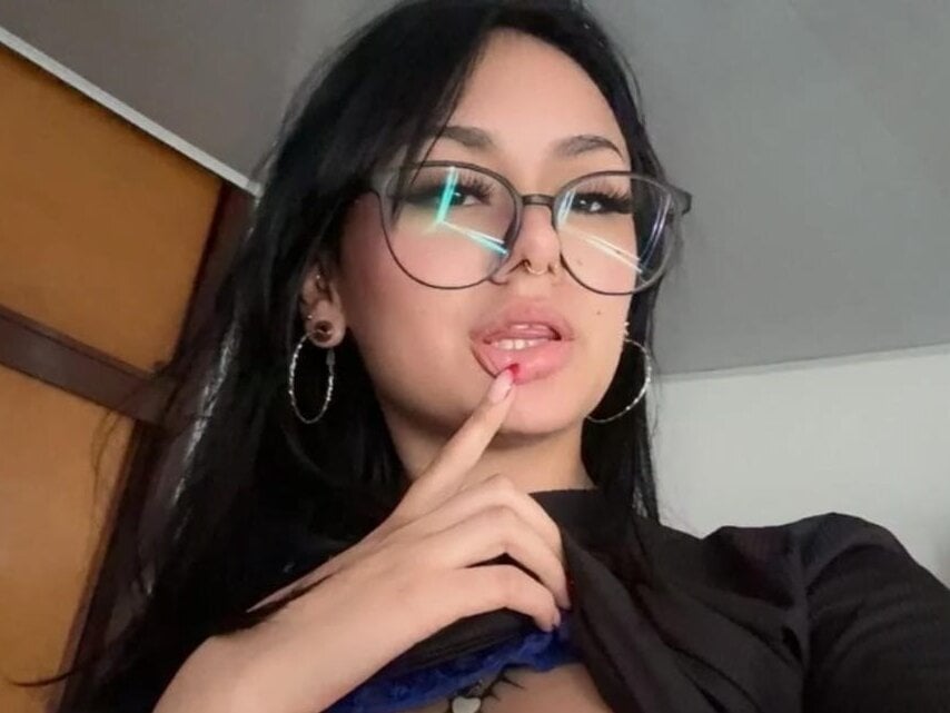 NiccolleHall Chatroom