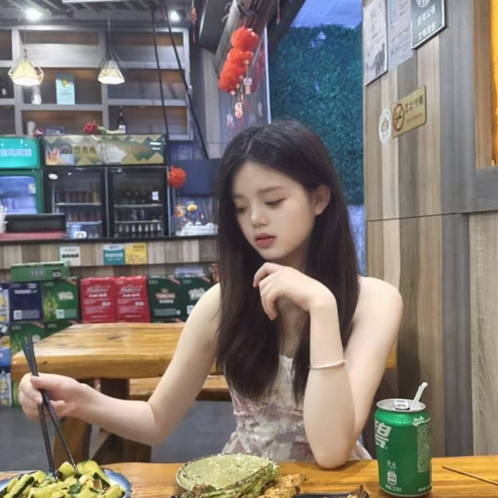 Nicole-13 Chatroom