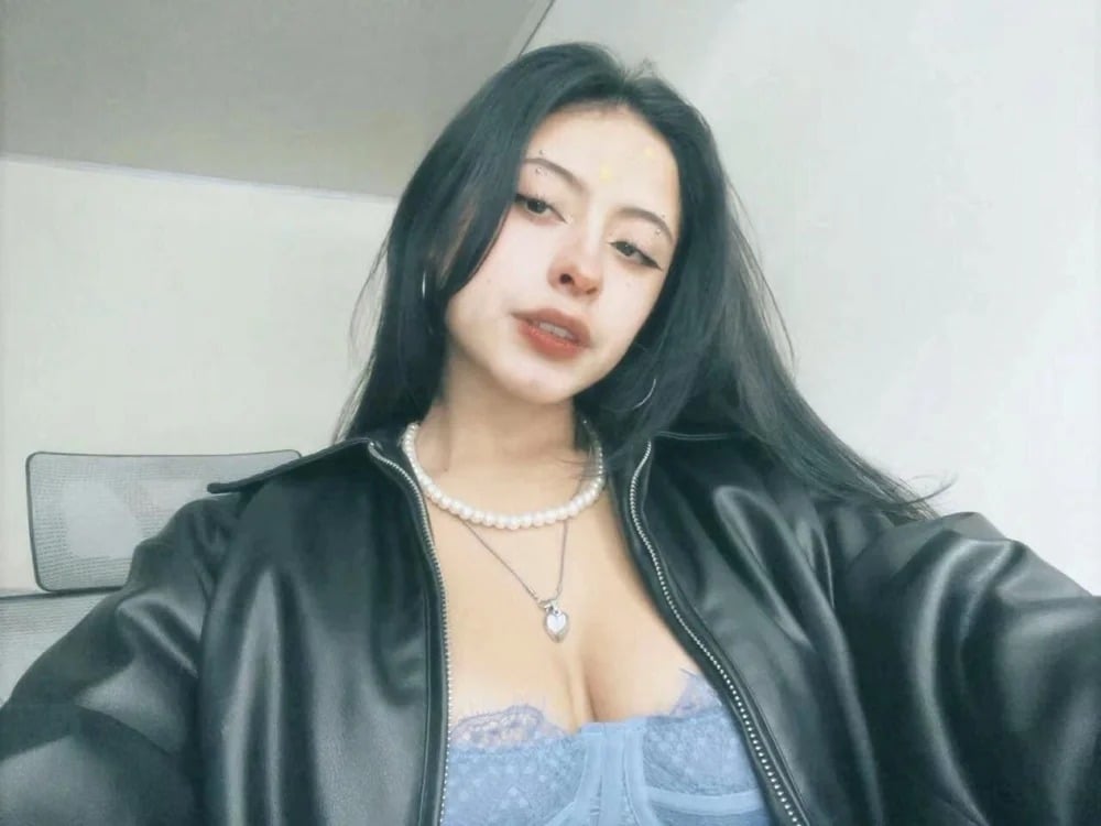 Nina_petitte Chatroom