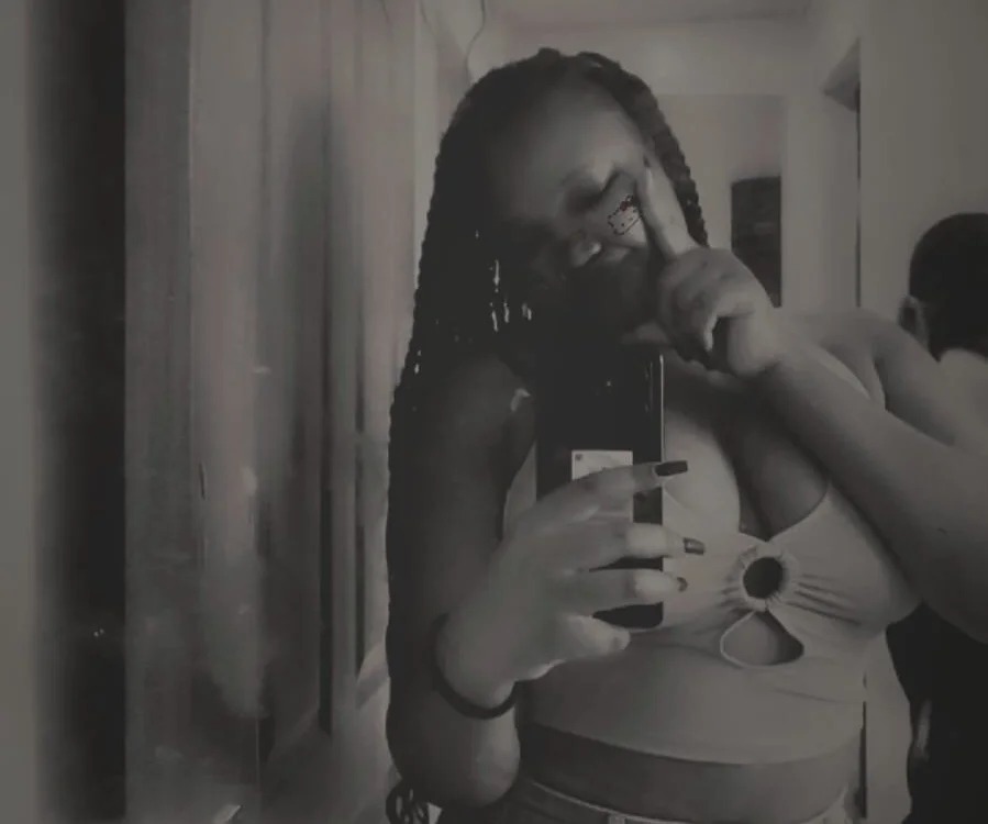 PrettyNyra Chatroom