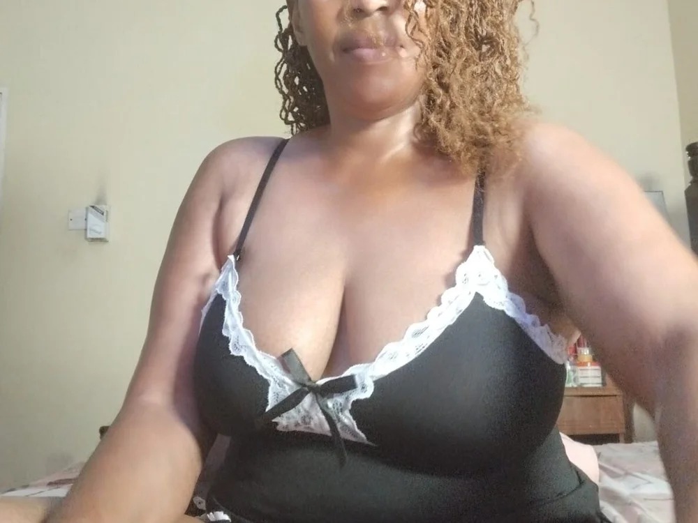 QueennLBee Chatroom