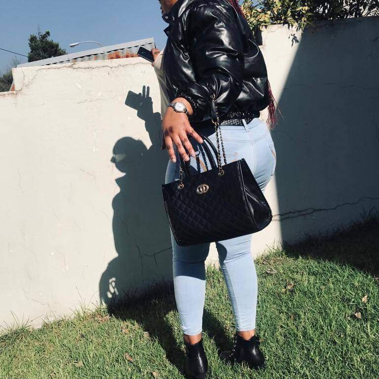 Roundasssquiterxx Chatroom