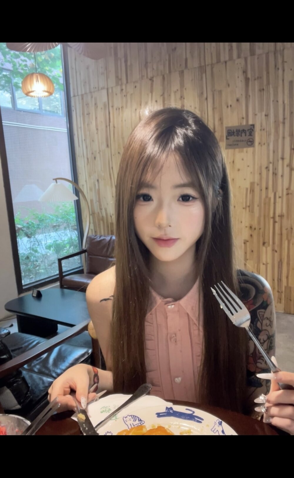 ST-WOMAN-001 Chatroom