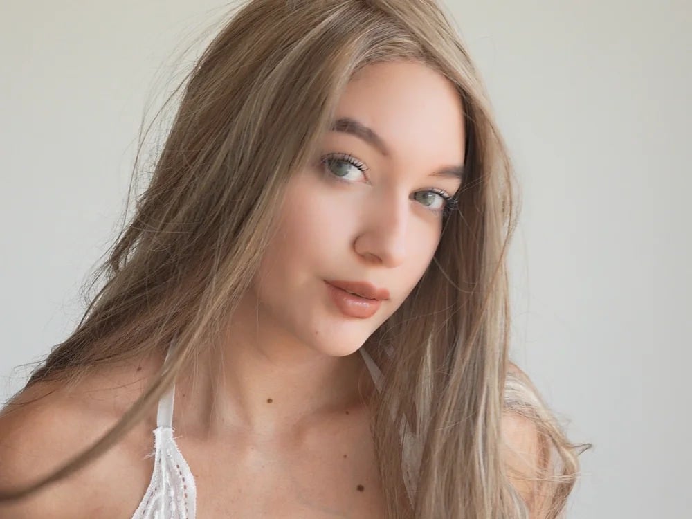 Sally_deLima Chatroom