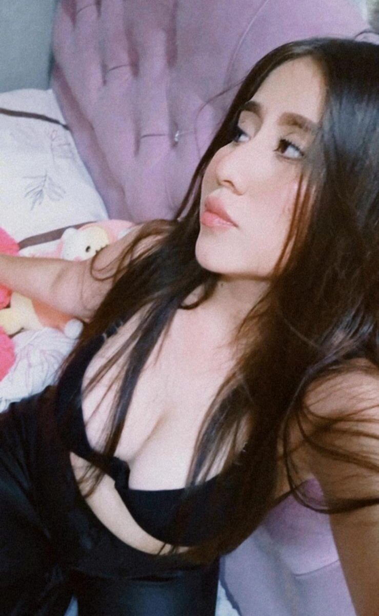 Scarlet_noire_outdoors_ Chatroom