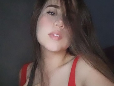 scarlett-noire-outdoors