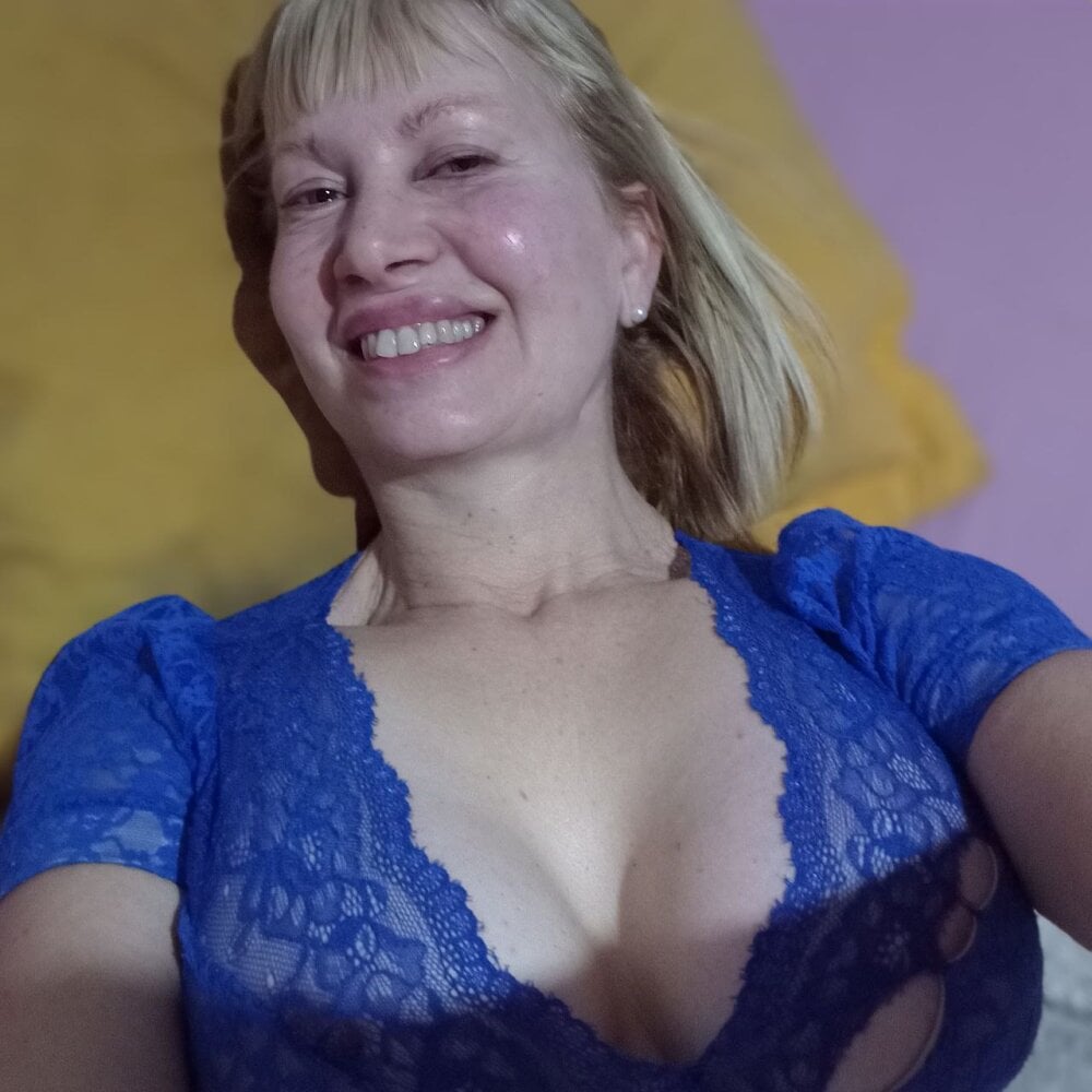 SexyMilf1211 Chatroom