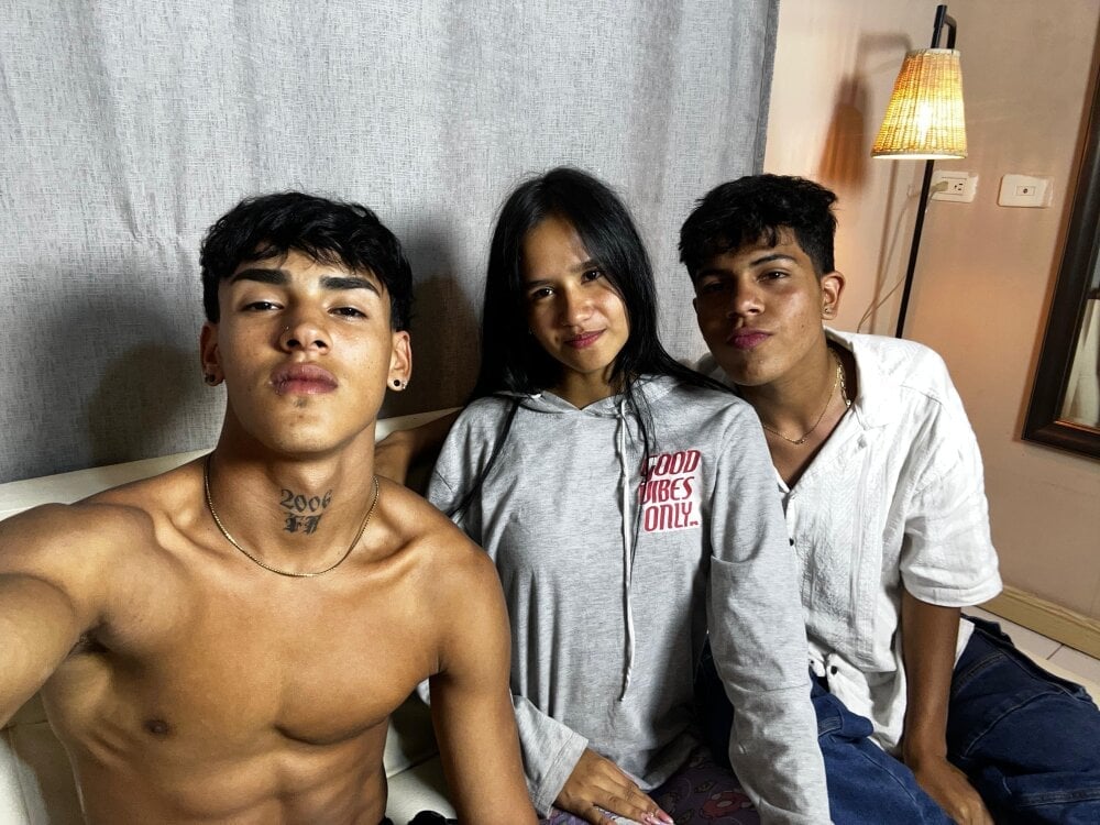 Skinnyfucked Chatroom