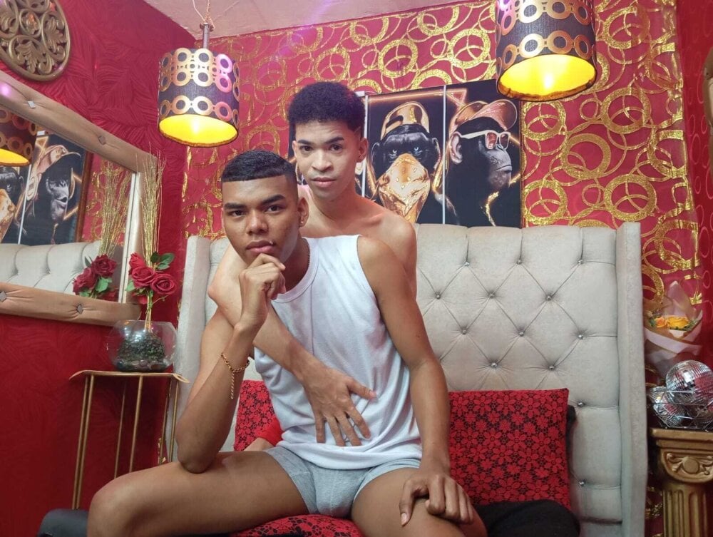 TWOBOYSPEINHOT Chatroom