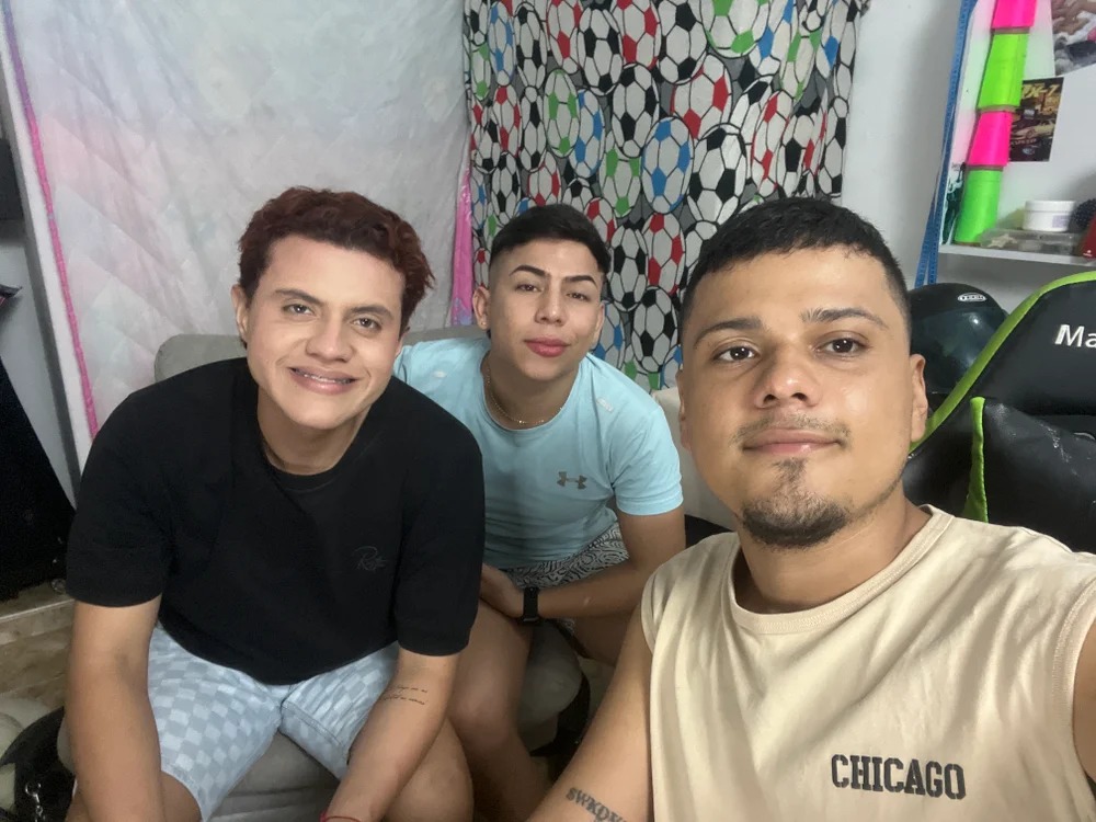Three_boyss Chatroom
