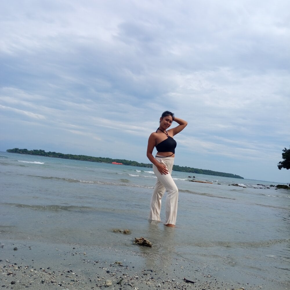 UrSweetAsianLady_02 Chatroom