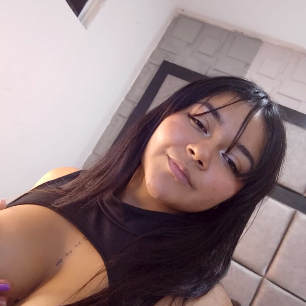 VioletteCourt Webcam Profile Picture VioletteCourt Chatroom
