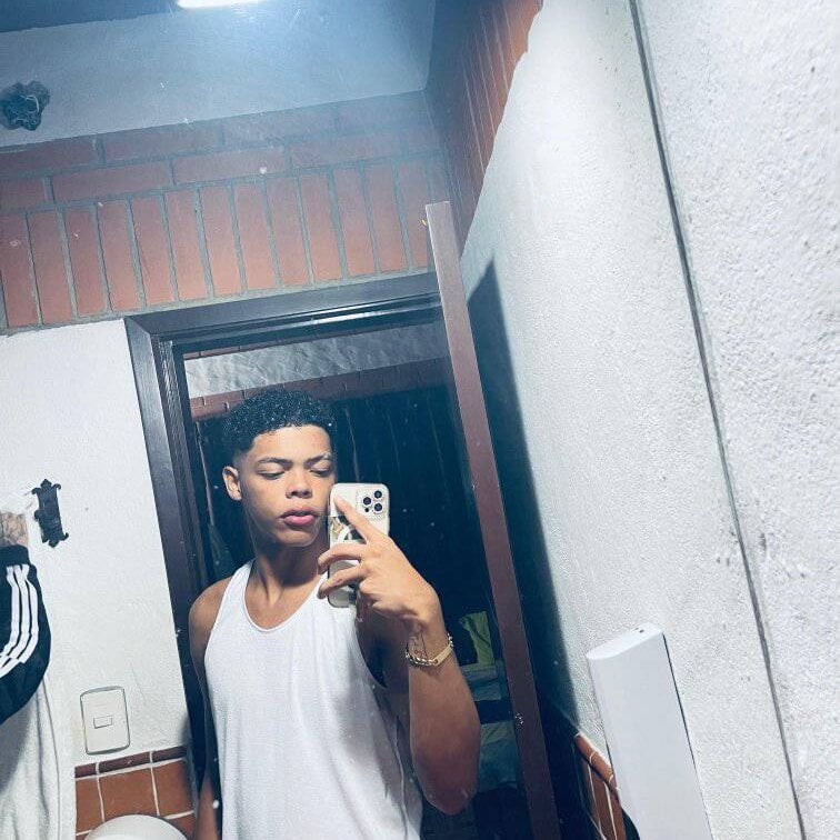 WHITHET_BOYS Chatroom