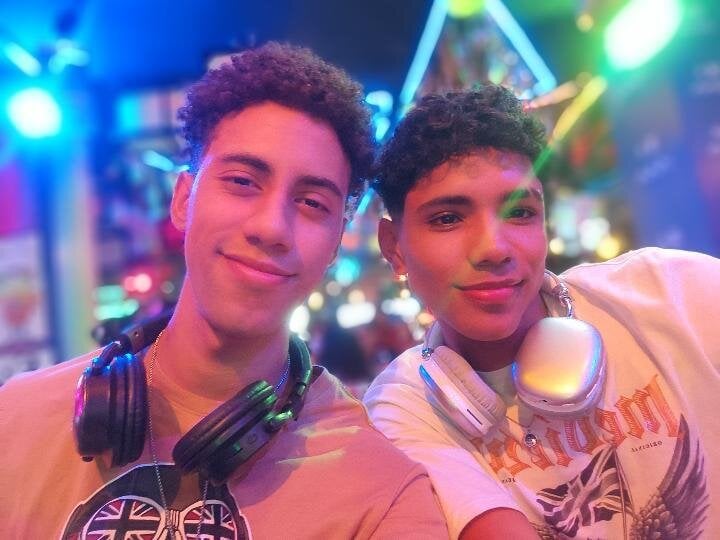 Wild_and_Sweets Chatroom