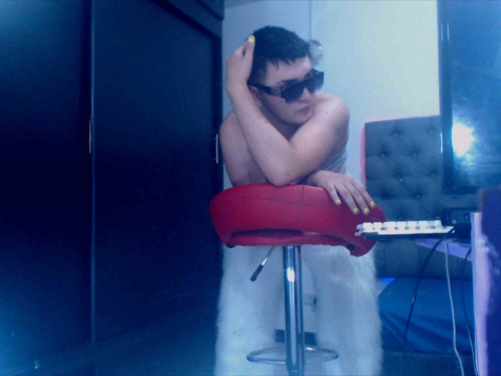 XxSantiSexyBigAssxX Chatroom