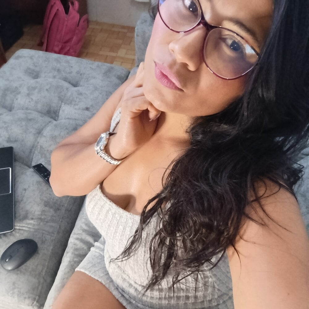adahira08 Chatroom