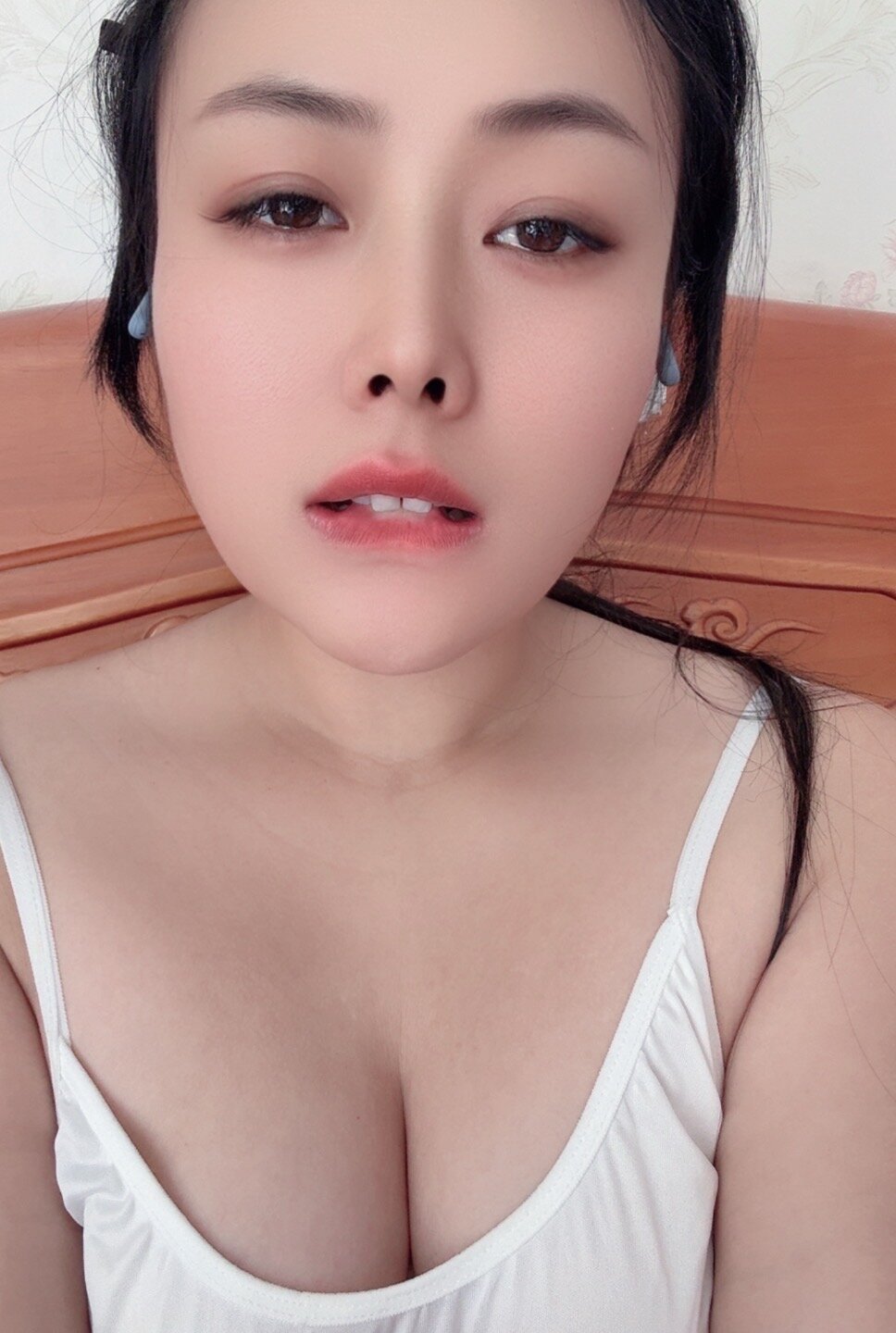 aini-maili Webcam Profile Picture aini-maili Chatroom