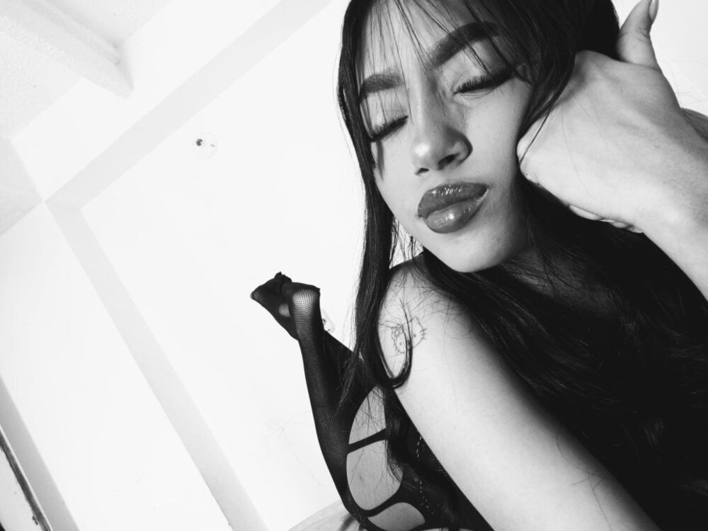 aisha_brunette18 Chatroom