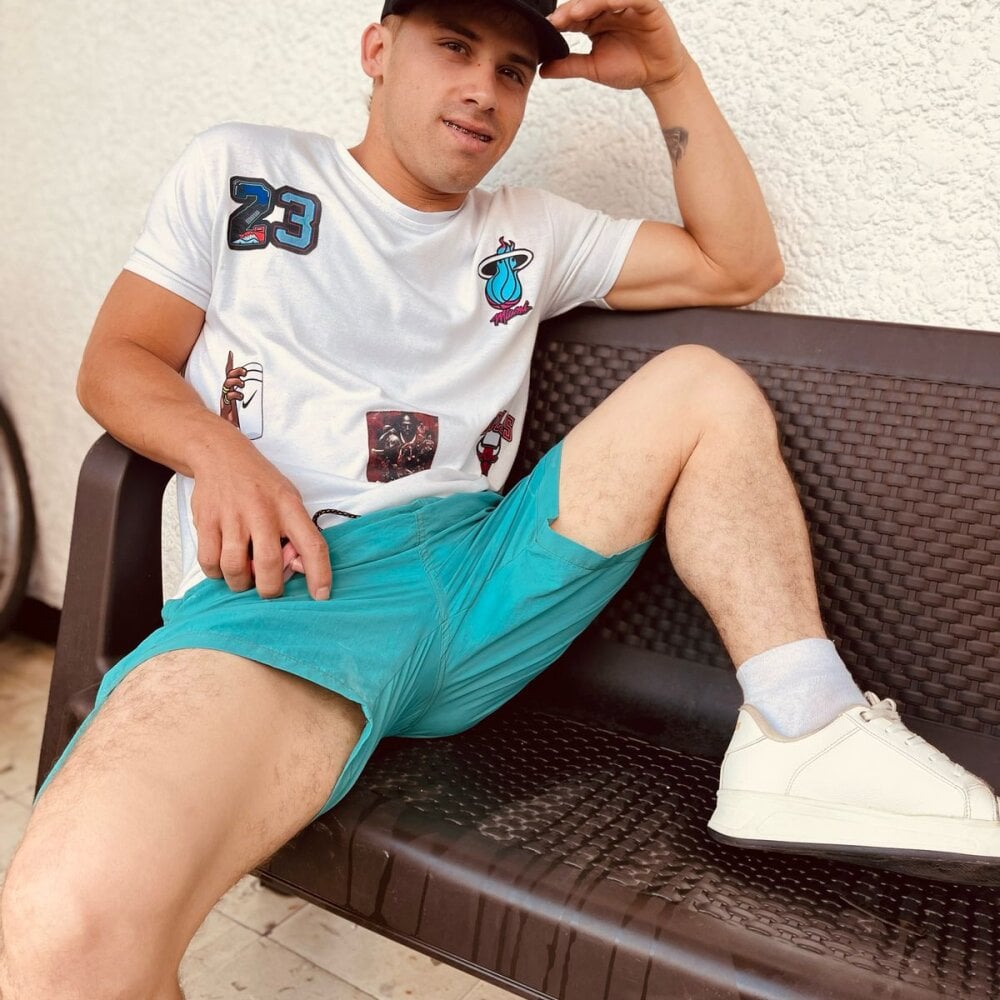 alex-golden Chatroom