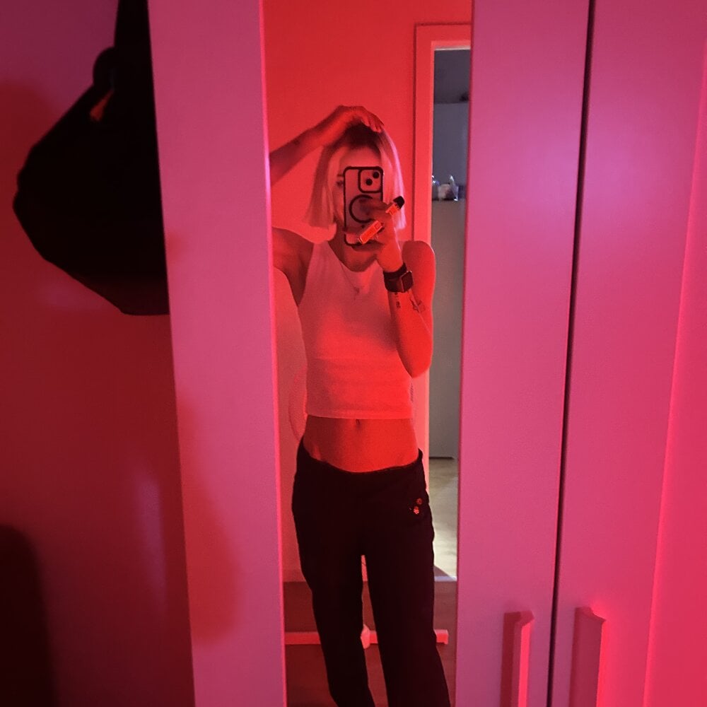 blondiblack Chatroom