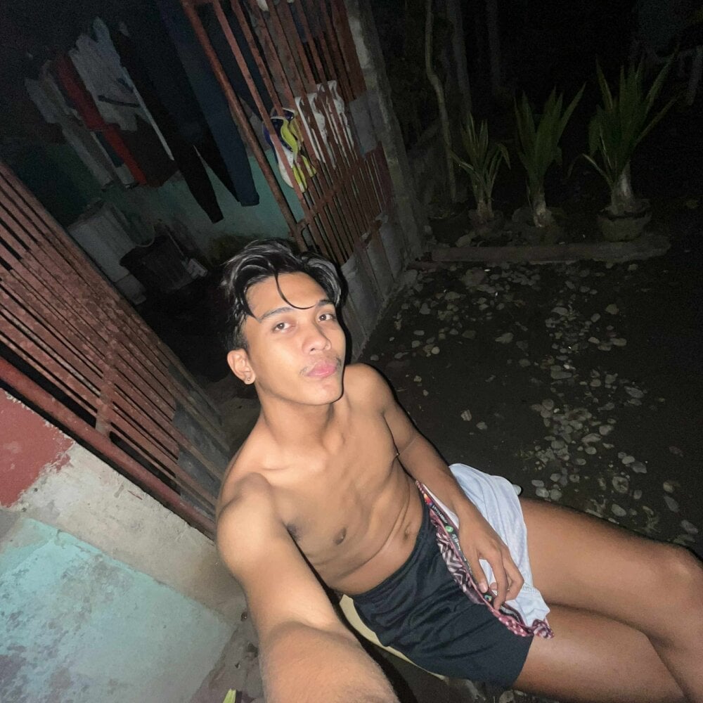 chris_hot_asian_loverboy Chatroom