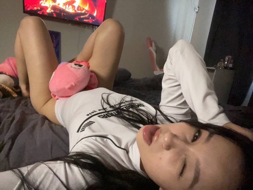 ella_simons Chatroom