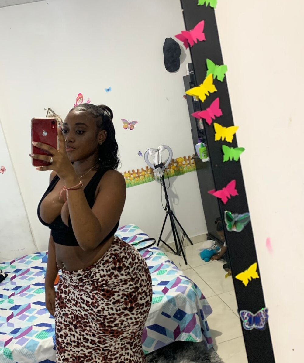 eroticgirls_xx Chatroom