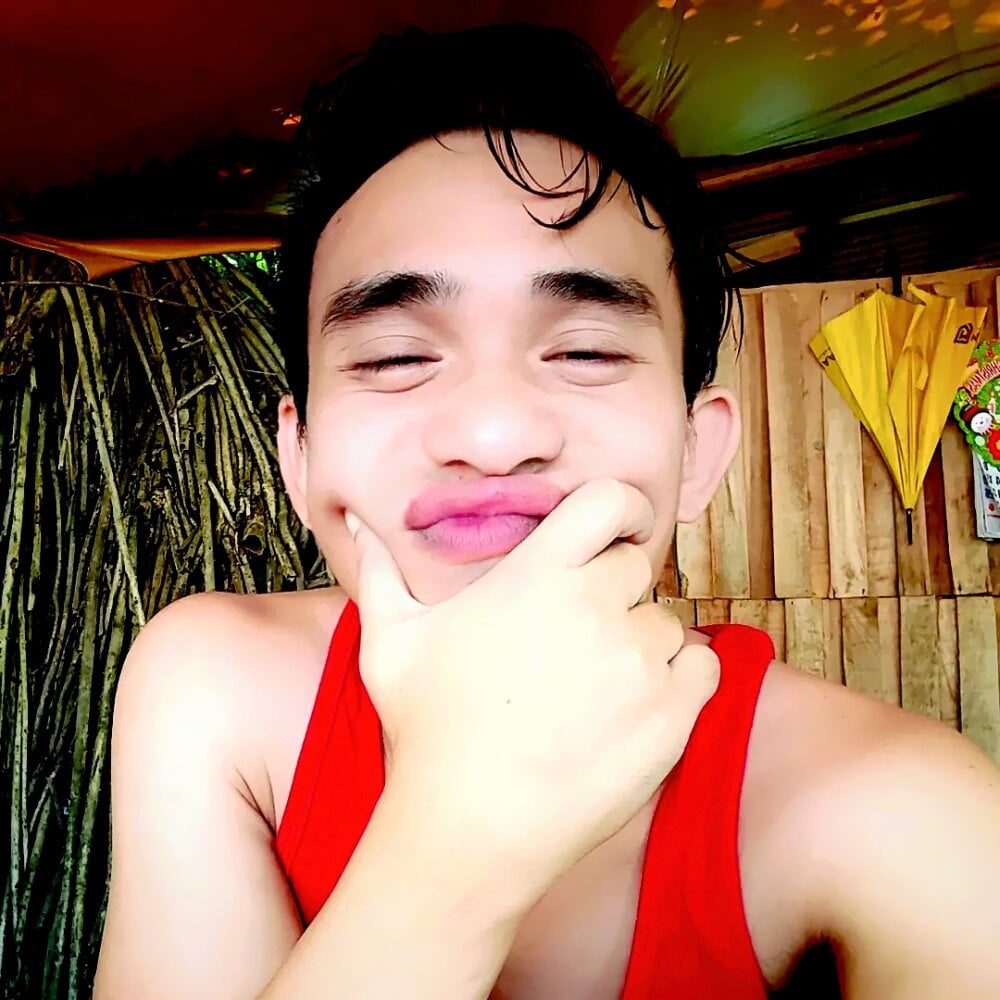 hotasianguyxxx Chatroom