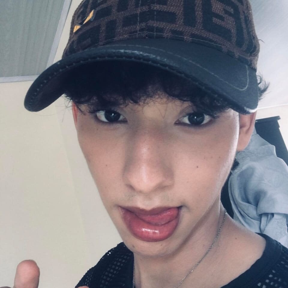 kalet-skinny Chatroom