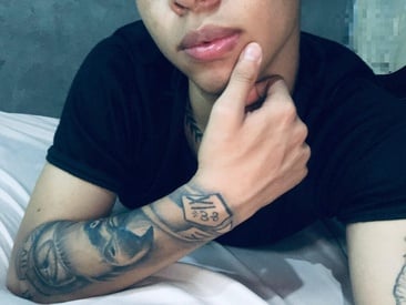 leo-hot19