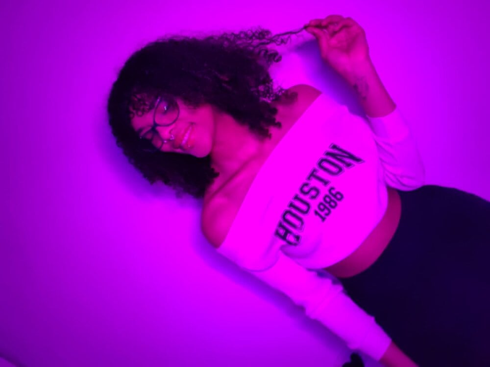 mia_gates_ Chatroom