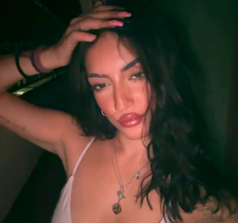 miabrunelli Chatroom