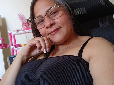 milf-anguie50
