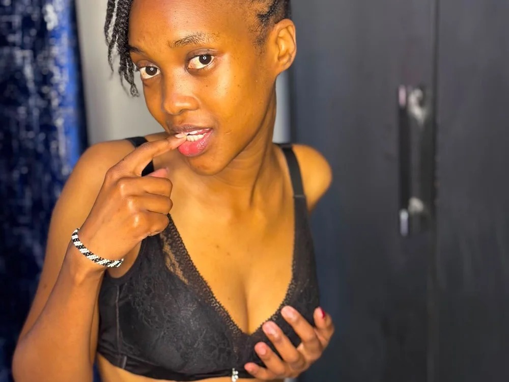 petitebony2 Chatroom