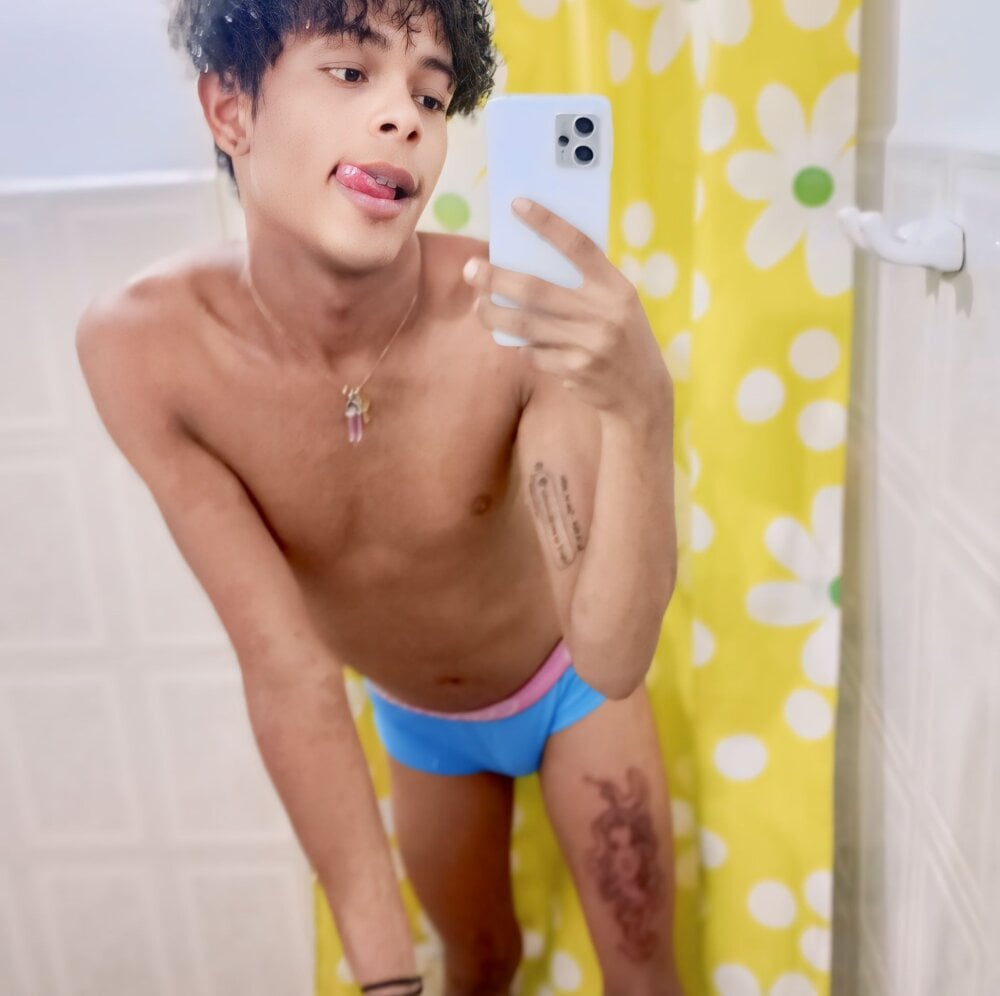 rose_Skinny_ Chatroom