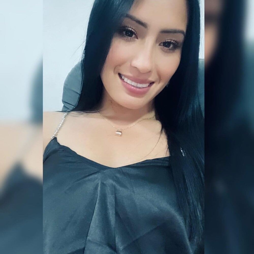 saris_moon Webcam Profile Picture saris_moon Chatroom