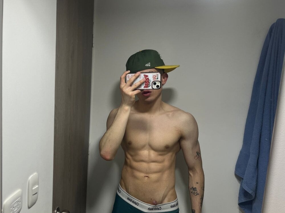 strongManLatino Chatroom