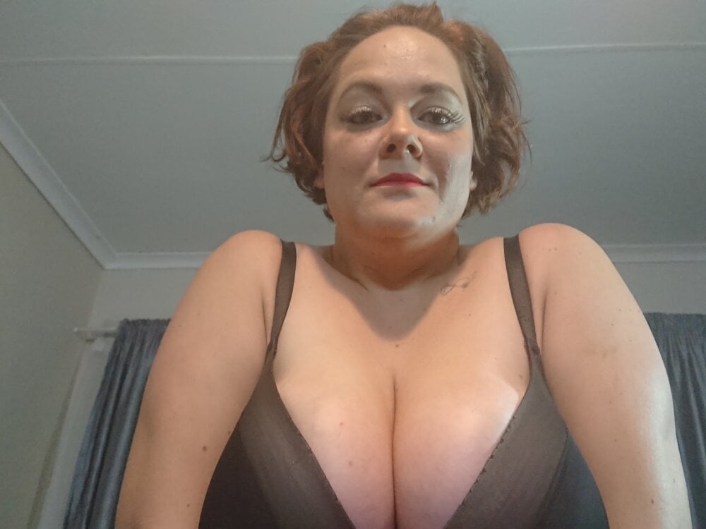 sunkissedcurves Chatroom