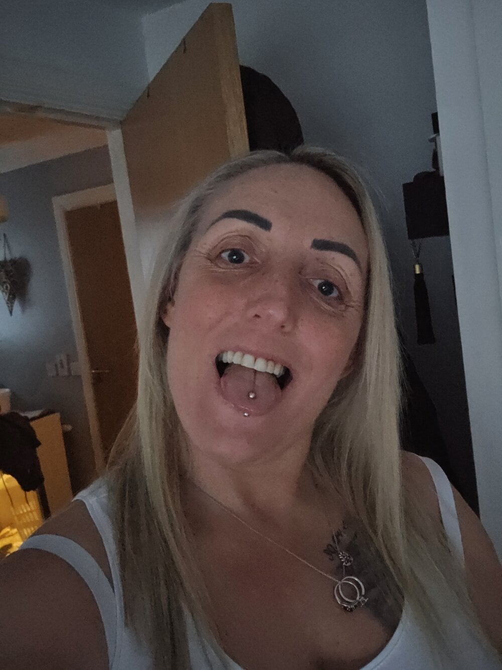 theblondecocklover Chatroom