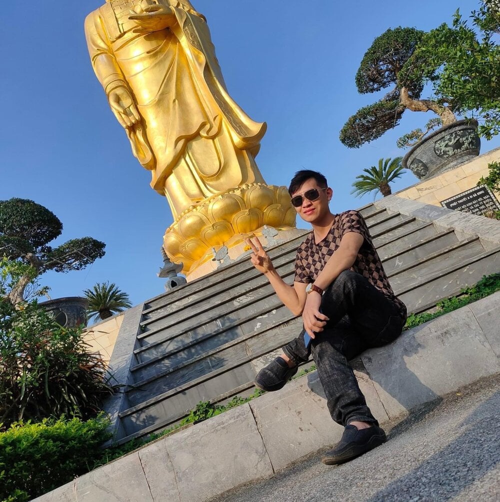 trieuhungReview Chatroom